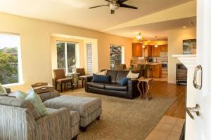 阿维拉海滩90 San Luis Street Unit C的一间带两张沙发的客厅和一间厨房