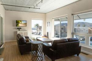 阿维拉海滩90 San Luis Street Unit B的客厅配有沙发和桌子