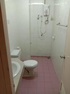 合艾Center Mansion at Hatyai的浴室配有卫生间、淋浴和盥洗盆。