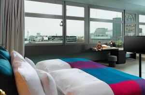 柏林柏林比基尼25小时酒店的一间市景卧室,配有一张床