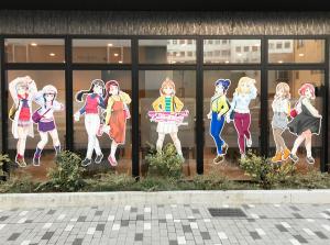 沼津Hotel Trend Numazu Ekimae的建筑物一侧的动漫人物壁画