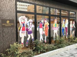 沼津Hotel Trend Numazu Ekimae的建筑物窗口中的一组动画角色
