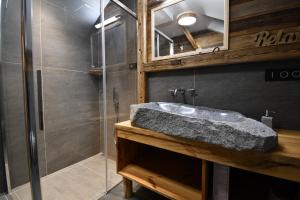 泽勒兹纳·鲁达Chalet Apartments Maštal的一间带水槽和淋浴的浴室