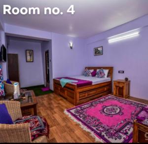 大吉岭Tharbaling HomeStay的一间卧室配有床,一间没有房间