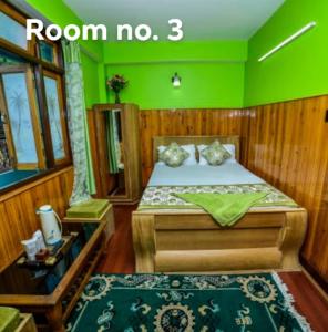 大吉岭Tharbaling HomeStay的一间卧室配有一张带绿色墙壁的床