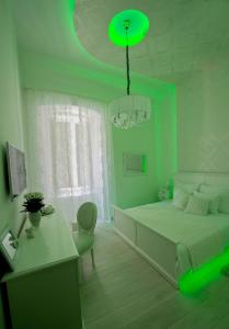 杜布罗夫尼克安迪欧住宿加早餐酒店的白色卧室配有绿色灯光床和书桌