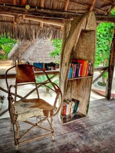 帕杰Your Zanzibar Place的椅子,坐在书架的房间