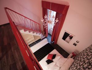 杜布罗夫尼克安迪欧住宿加早餐酒店的享有高空美景,设有楼梯和一张床