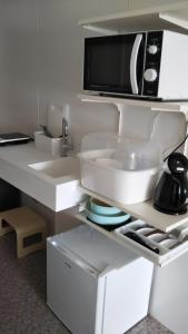 富士河口湖KAINOSATO的白色的厨房配有水槽和微波炉