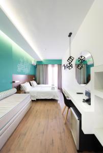 塞萨洛尼基罗托达酒店的一间卧室配有两张床和一张书桌