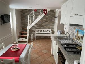 庞贝La casa di Vesta的厨房配有桌子、水槽和楼梯