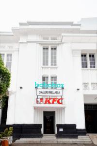 雅加达Bobopod Kota Tua, Jakarta的前面有标志的白色建筑