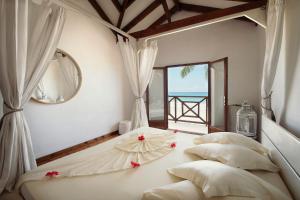 博瓦隆科列夫德艾尔斯酒店的一间卧室设有两张床和一个海景窗户。
