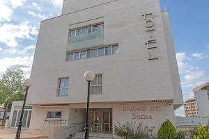 索里亚Hotel Alda Ciudad de Soria的一座建筑,上面有读卡比科德桑塔的标志