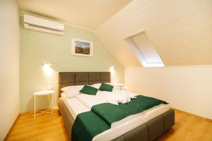 巴拉通尤洛克黄玉公寓酒店的一间卧室配有一张带绿色床单的大床