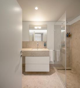里斯本Lisbon Serviced Apartments - Mouraria的一间带水槽和淋浴的浴室