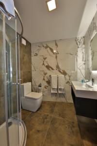 圣朱利安斯Ivy Hotel - Adults Only的浴室配有卫生间、盥洗盆和淋浴。