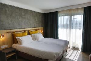 圣朱利安斯Ivy Hotel - Adults Only的酒店客房设有两张床和窗户。