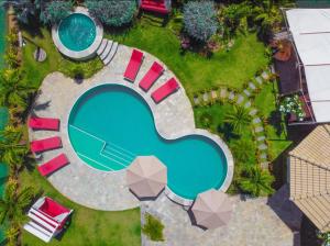 卡姆布库Xainã Pousada de Charme的享有庭院游泳池的顶部景色