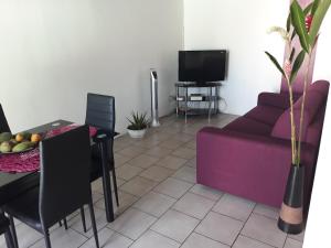 Ducosvilla do brazil的客厅配有紫色沙发和桌子