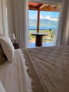伊利亚贝拉Hotel Vista Bella的一间卧室设有一张床,享有海景