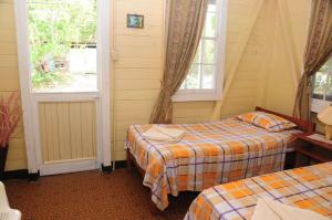 圣安德烈斯Coconut Paradise Lodge的客房设有两张床和窗户。