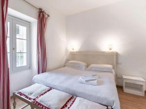 卡瓦伊翁韦罗内塞Apartment Tenuta Naiano Raffaello的一间卧室设有两张床和窗户。