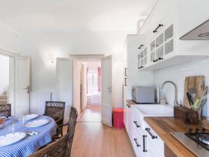 卡瓦伊翁韦罗内塞Apartment Tenuta Naiano Raffaello的厨房配有带2个水槽的桌子和1个柜台。