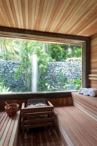 托兰克索UXUA卡萨酒店及Spa的一个带大窗户和瀑布的桑拿浴室