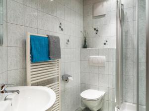 文斯Haus Ausblick的白色的浴室设有卫生间和水槽。