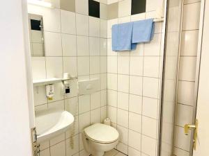 艾森纳赫城市酒店的一间带卫生间和水槽的小浴室