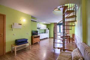 马德里巴拉哈斯公寓的一间带螺旋楼梯的客厅和一间厨房