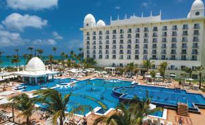 棕榈滩Riu Palace Aruba - All Inclusive的享有度假村美景,设有大型游泳池