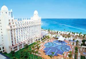 棕榈滩Riu Palace Aruba - All Inclusive的享有天堂酒店和海洋的空中景致