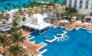 Riu Palace Aruba - All Inclusive内部或周边的泳池