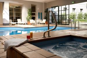 墨尔本Grand Hotel Melbourne的一座带按摩浴缸的游泳池