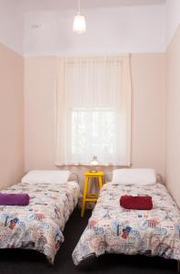 沃纳姆堡凯莉酒店的小型客房 - 带2张床和窗户