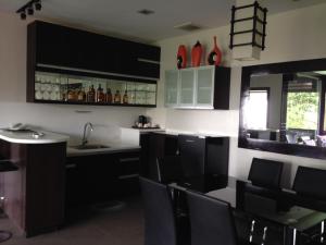 碧瑶好莱坞车道酒店的厨房配有黑白橱柜和黑椅子