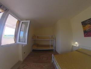 维耶斯泰Villa Terra Nostra的一间小卧室,配有床和窗户