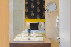 马赛Hôtel Marsiho by HappyCulture - ex Best Western Marseille的一间带水槽和镜子的浴室