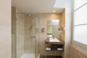 马赛Hôtel Marsiho by HappyCulture - ex Best Western Marseille的带淋浴和盥洗盆的浴室