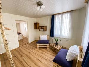 UrnäschNaturaleza Pura的客房设有两张床和窗户。