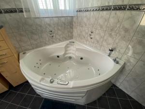 UrnäschNaturaleza Pura的带浴缸的浴室和瓷砖墙
