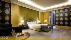 台南为枫渡假别馆的配有一张床和一把椅子的酒店客房