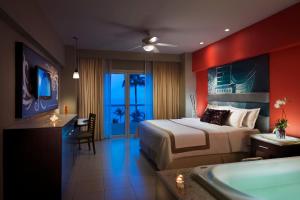 新巴利亚塔巴亚尔塔硬石全包度假酒店的酒店客房配有一张床和浴缸。