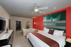 新巴利亚塔巴亚尔塔硬石全包度假酒店的一间带大床的卧室和一间浴室