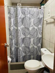 利马Sunset Hostel Airport的浴室配有带卫生间的淋浴帘