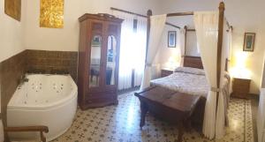 MunébregaMundobriga的带浴缸和床的浴室
