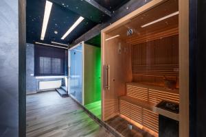 巴里巴里翁会议酒店的一间室内绿色灯光桑拿浴室