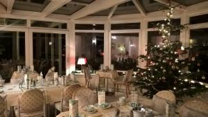 汉堡Condi Hotel的一间设有圣诞树和桌子的用餐室